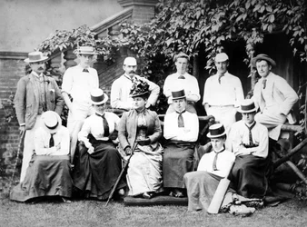 Equipo de cricket de hombres y mujeres victorianos, c.1890
